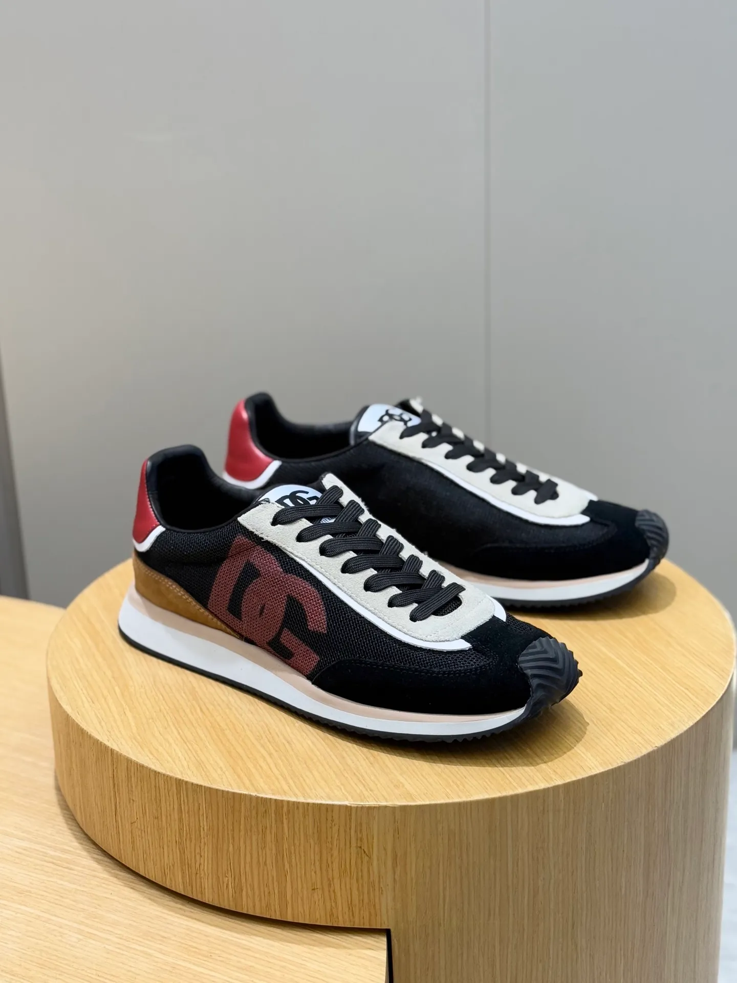 p420💰Men's shoes DG Cushion high-end men's sports and casual shoes with spliced materials. The new Cushion sports shoes adopt two-color suede upper｜with contrasting mesh printing on the side and DG cross logo as the finishing touch｜lightweight and grippy rubber outsole adopts innovative design to provide excellent performance｜jacquard label adds timeless style｜original imported cowhide, multi-material splicing design, imported cowhide lining Cowhide feet, original TPR elastic outsole Size: 39-44 (customized at 38.45.46)